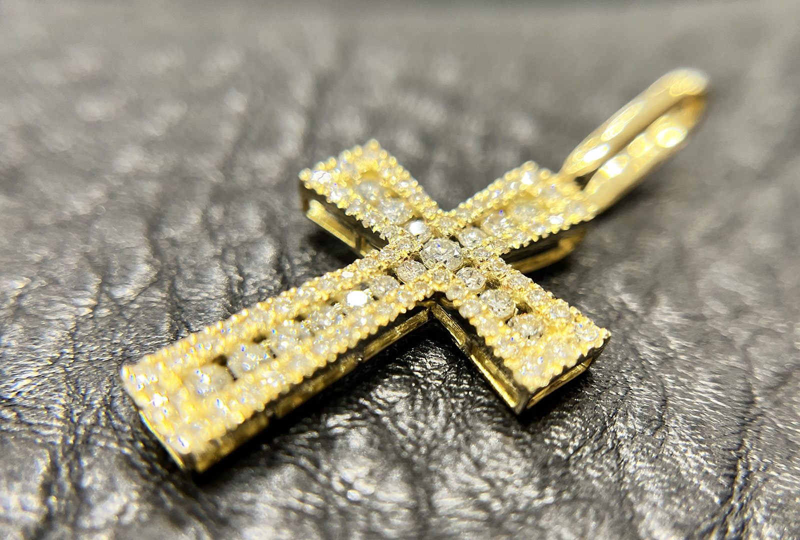 クロスペンダント。