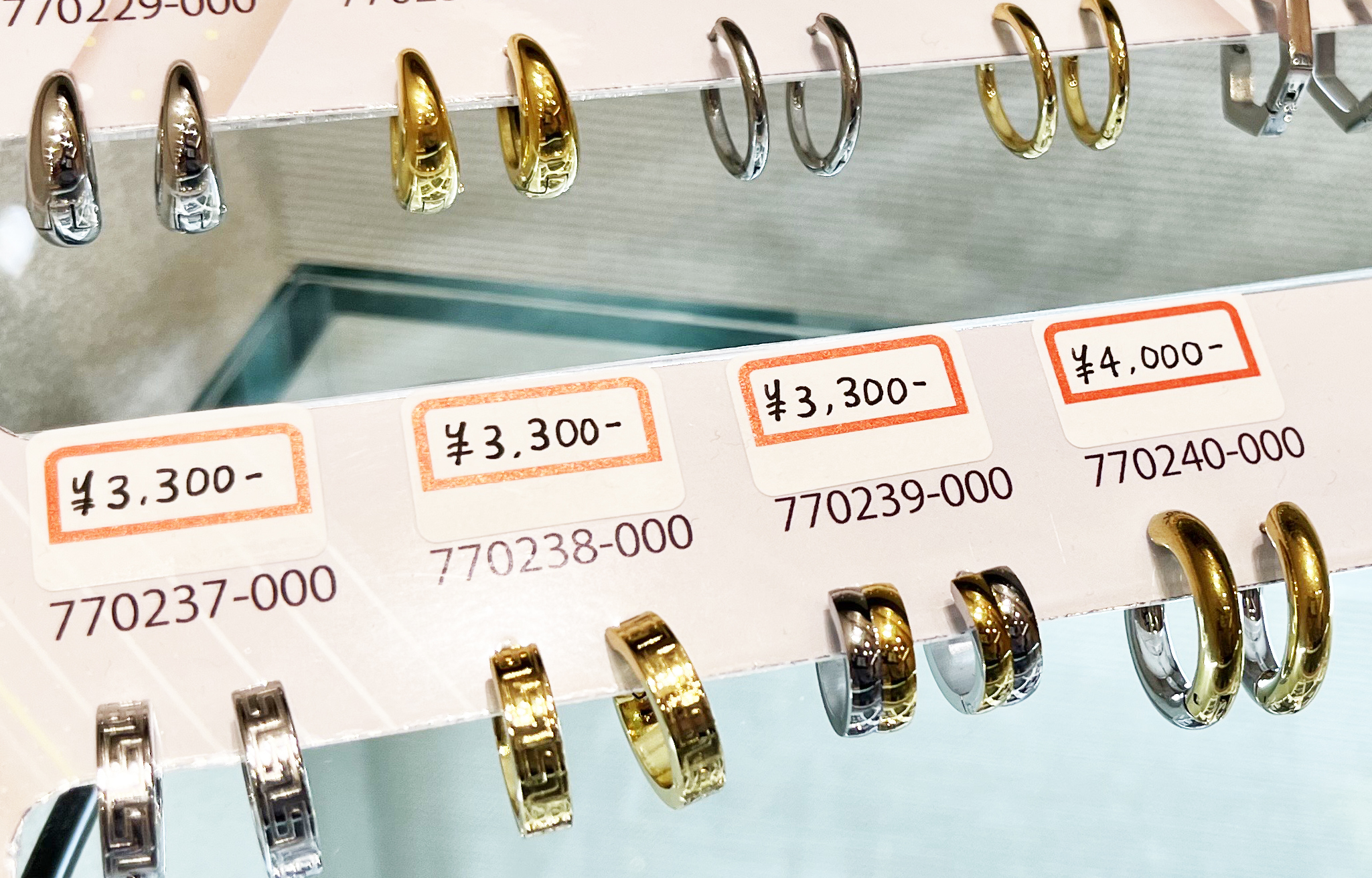 ボリューム感あるピアス。